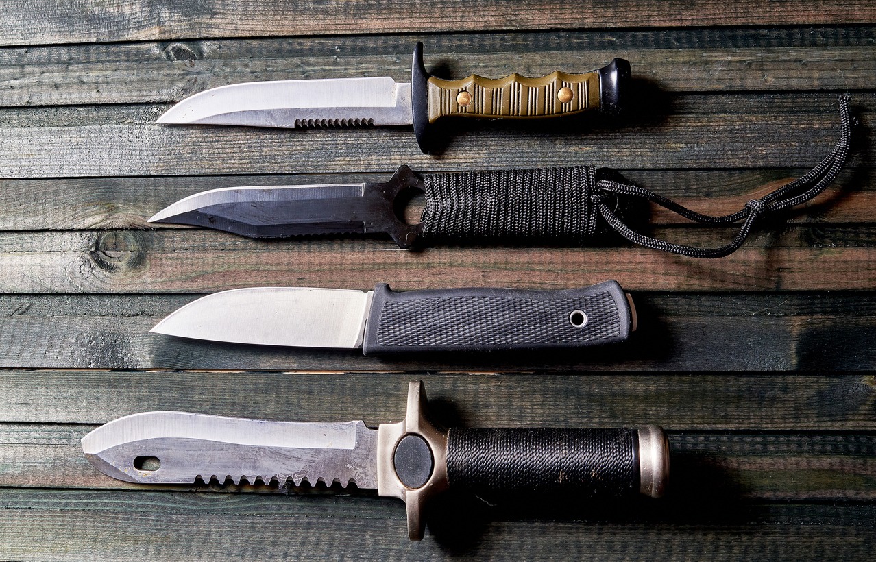 Multiple knives of a wooden surface