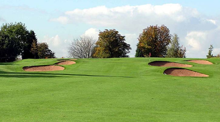 Bermuda-grass-is-a-well-known-golf-course-turf-grass-that-can-resist-extreme-heat.