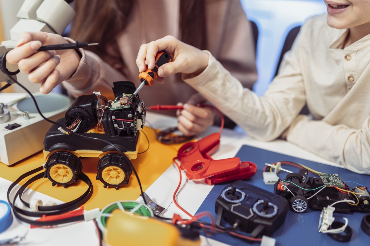 children making a robot at home