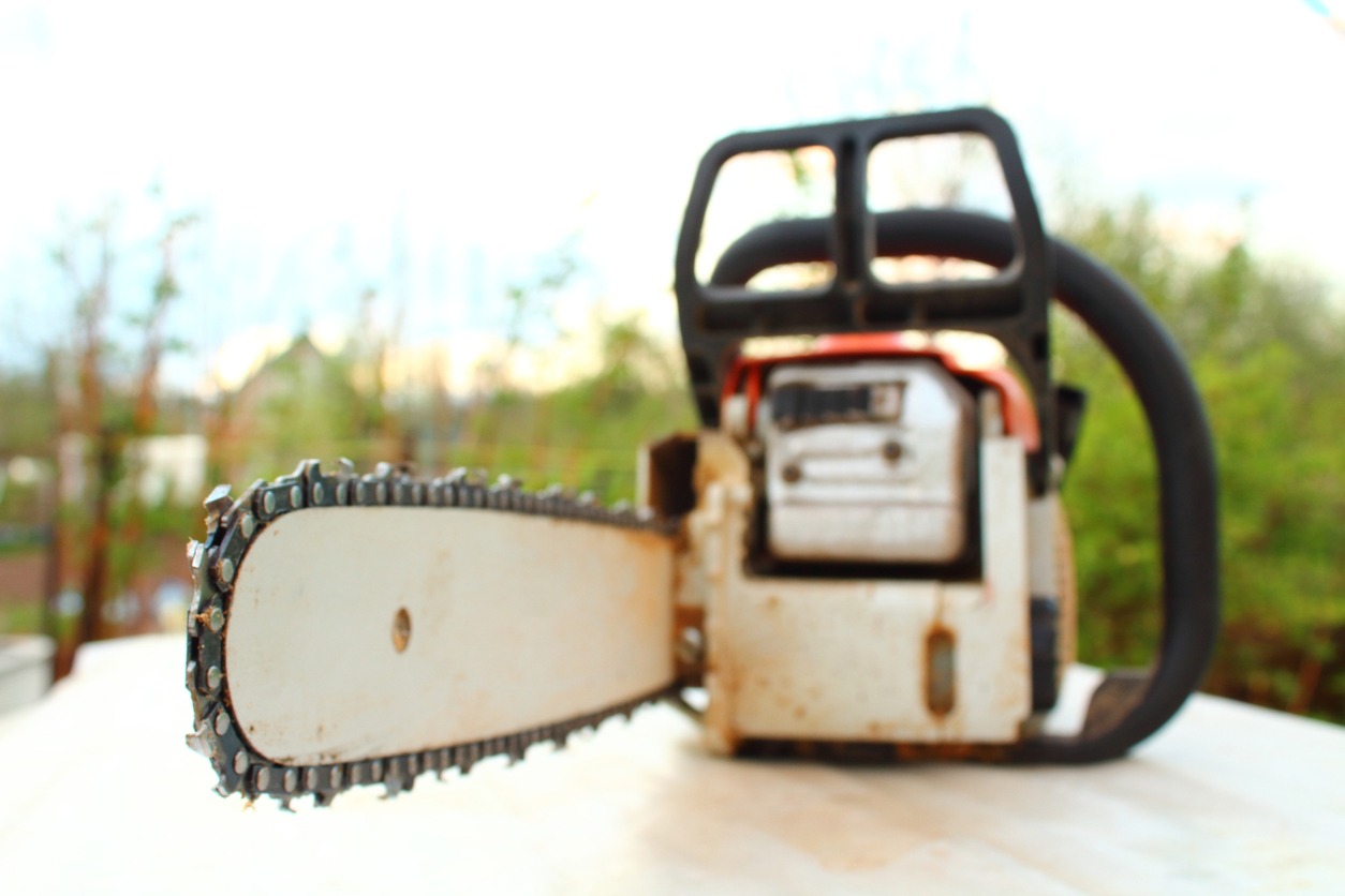 a slightly dirty chainsaw