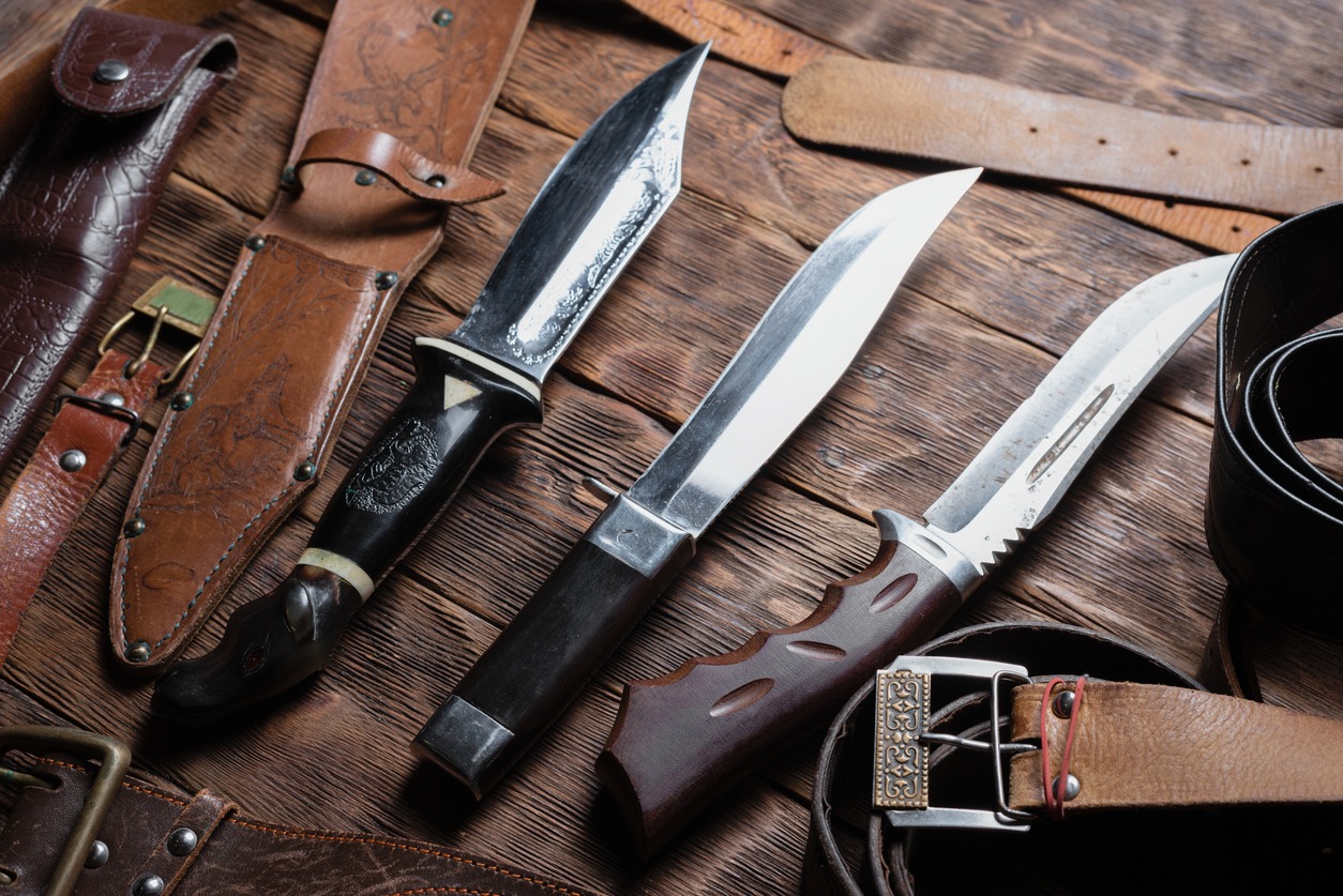 Different kinds of hunting knives on a table