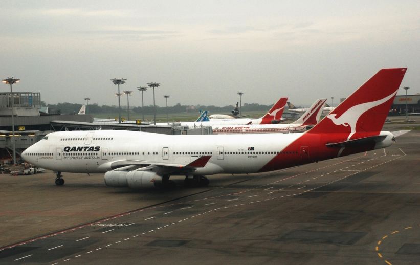 Qantas_Boeing_747-400,_VH-OJH,_SIN_for_web
