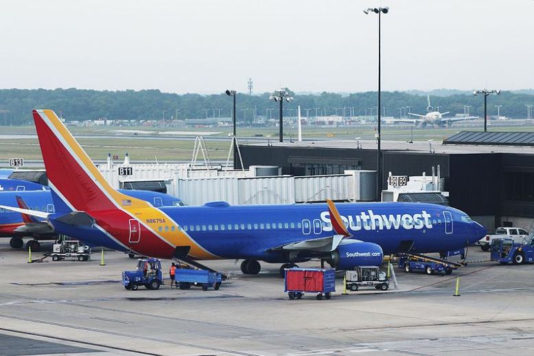 Southwest 737-800 in the Heart livery at Baltimore