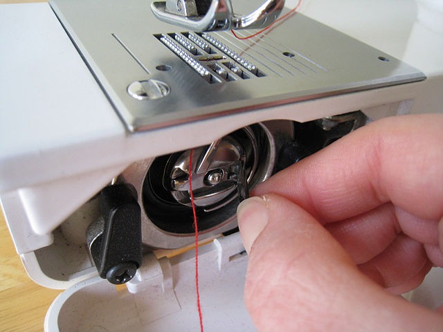 Sewing machine bobbin case