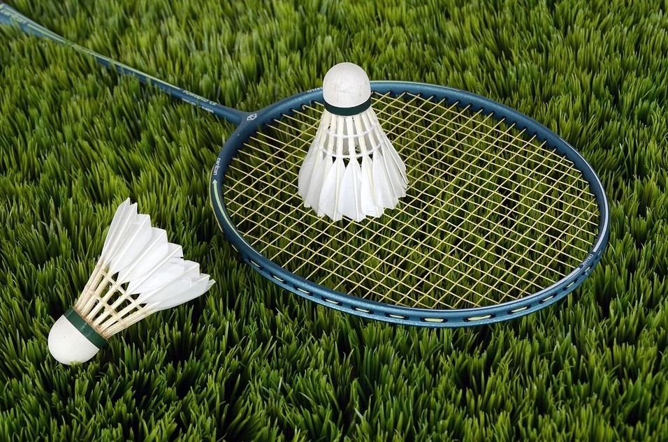 badminton-racket-shuttlecocks-grass