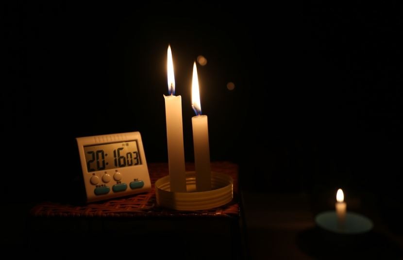 burning-candles-in-times-of-power-outage
