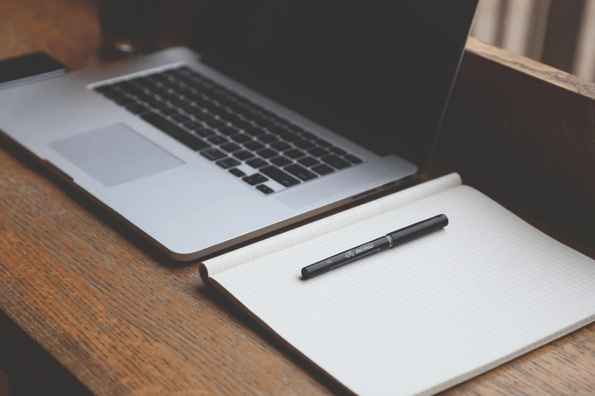 desk-laptop-notebook-pen