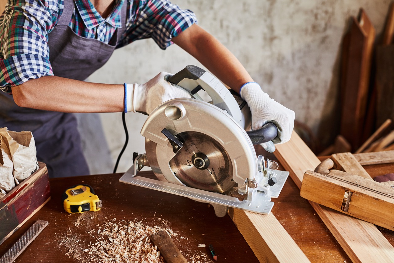 a carpenter using a circular saw