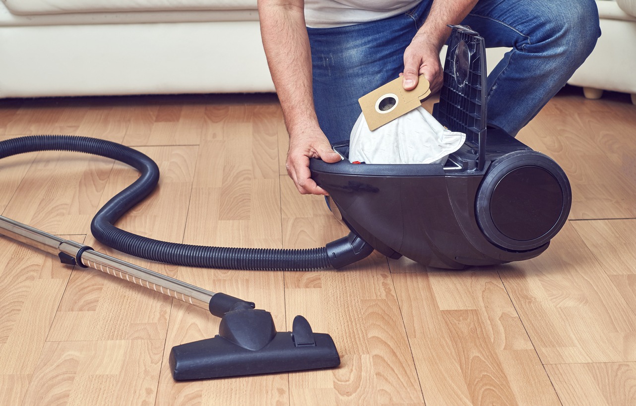 replacing a dust bag in a vacuum cleaner