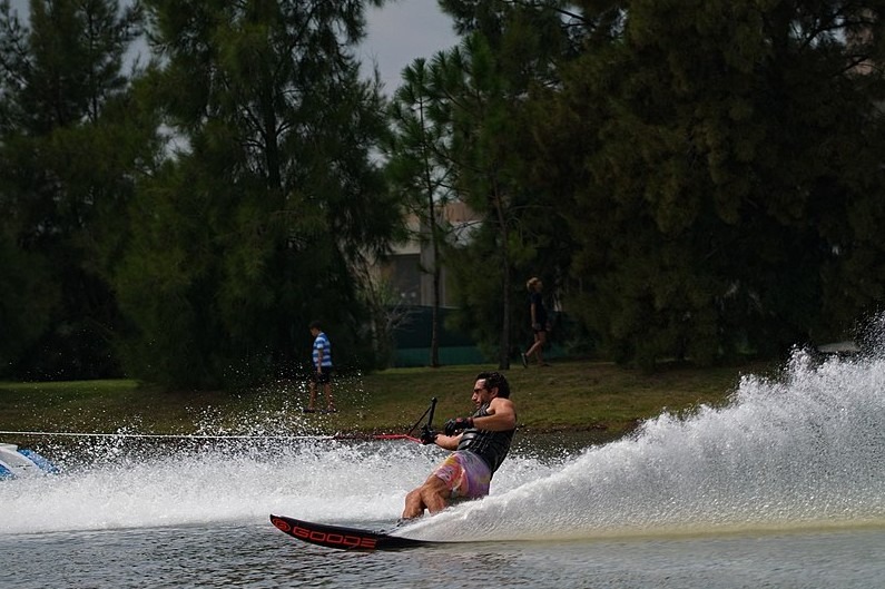 A-man-slalom-skiing-by-the-water