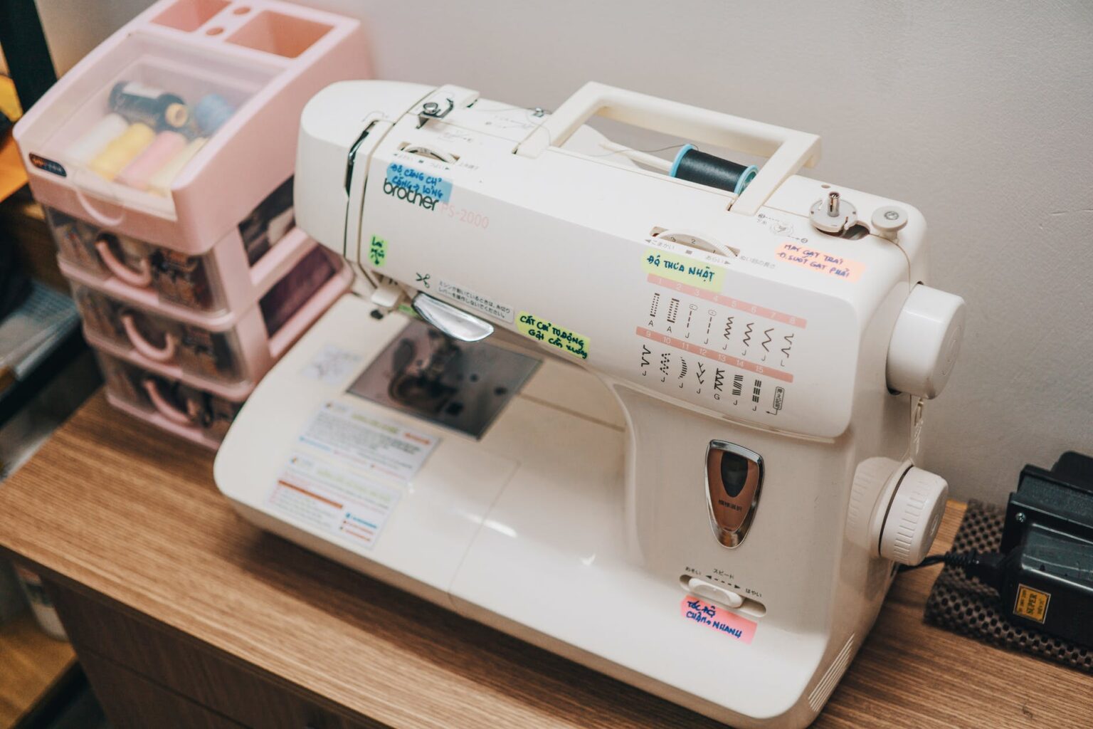 White-sewing-machine-with-a-pink-organizer
