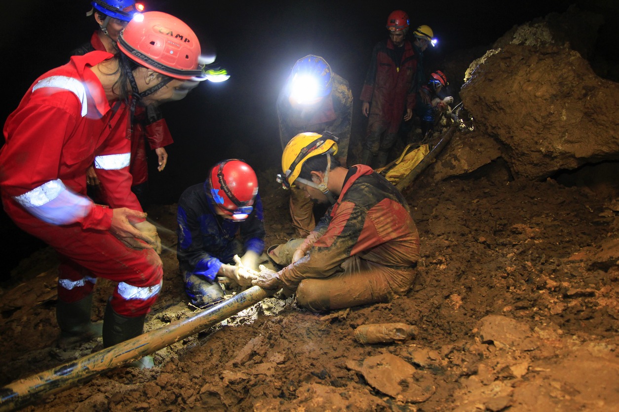 Yogyakarta, Indonesia, Sep 27, 2015. Residents together with volunteer cavers independently work hand in hand to build water pipes in Pulejajar Cave, Gunungkidul