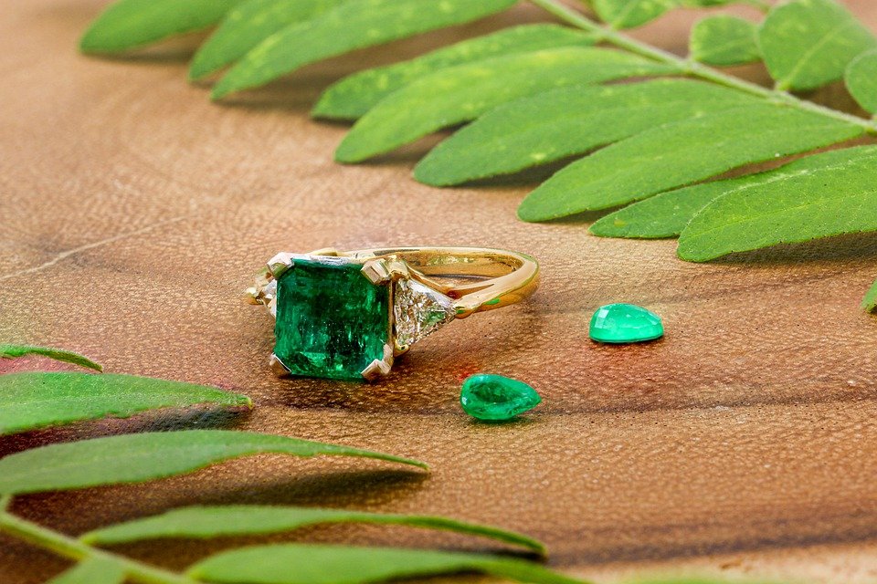 a-picture-of-a-ring-with-an-emerald-green-stone-in-it