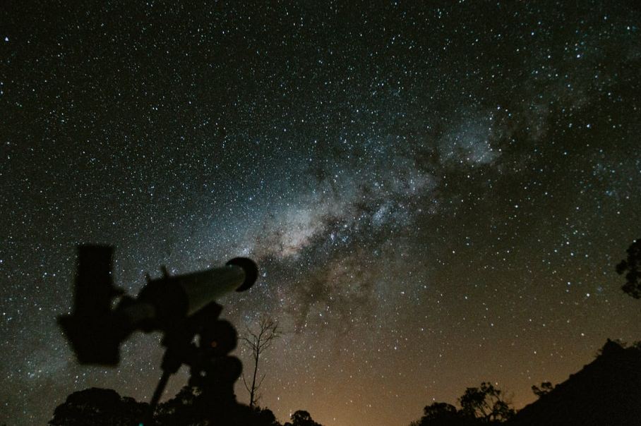 telescope-pointing-to-the-starry-sky