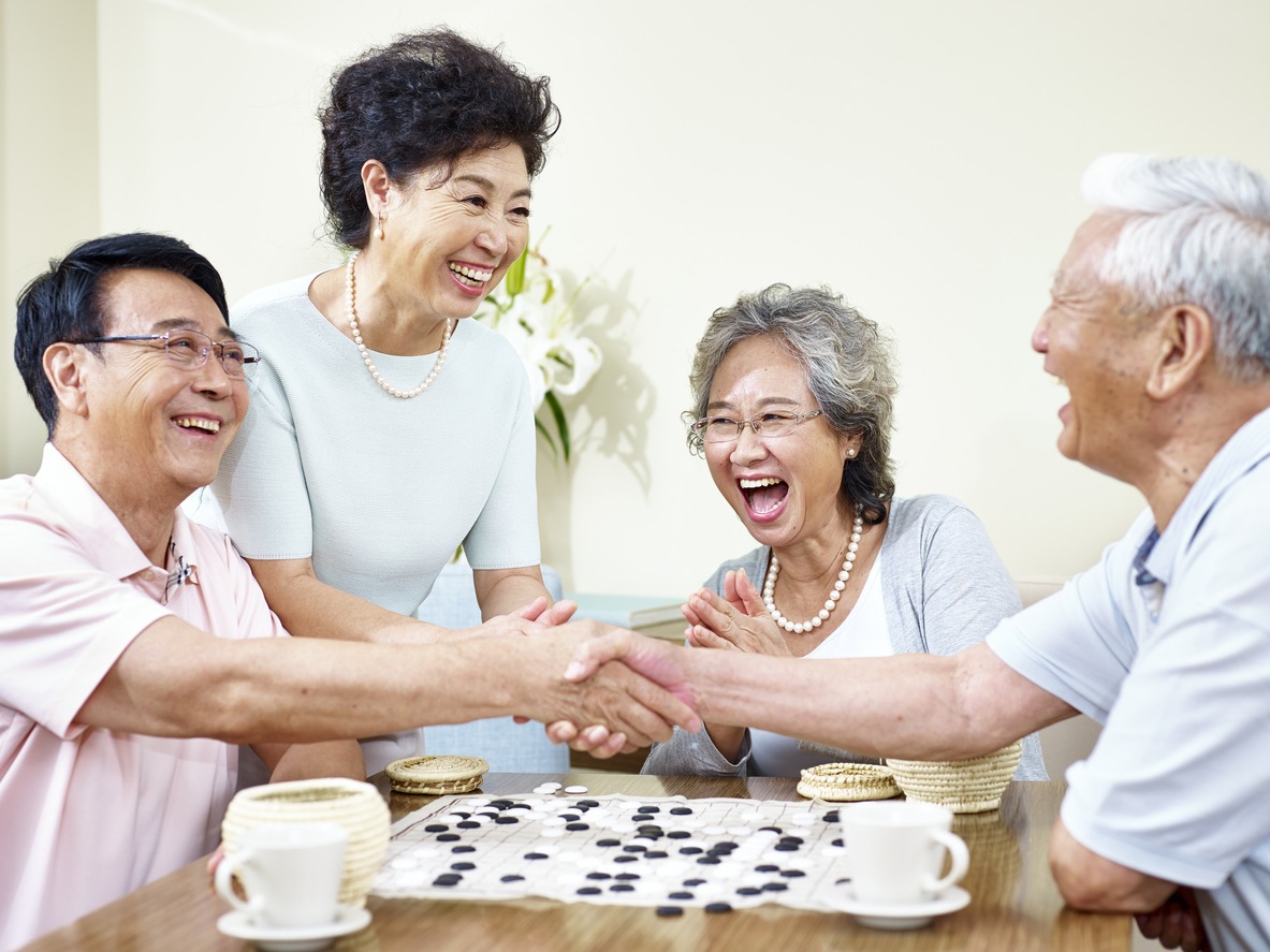 Seniors shaking hands at the end of a weiqi game
