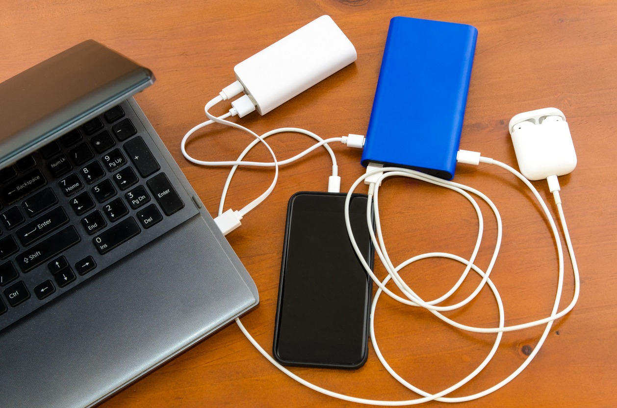 Several power banks are used to simultaneously recharge wireless gadgets