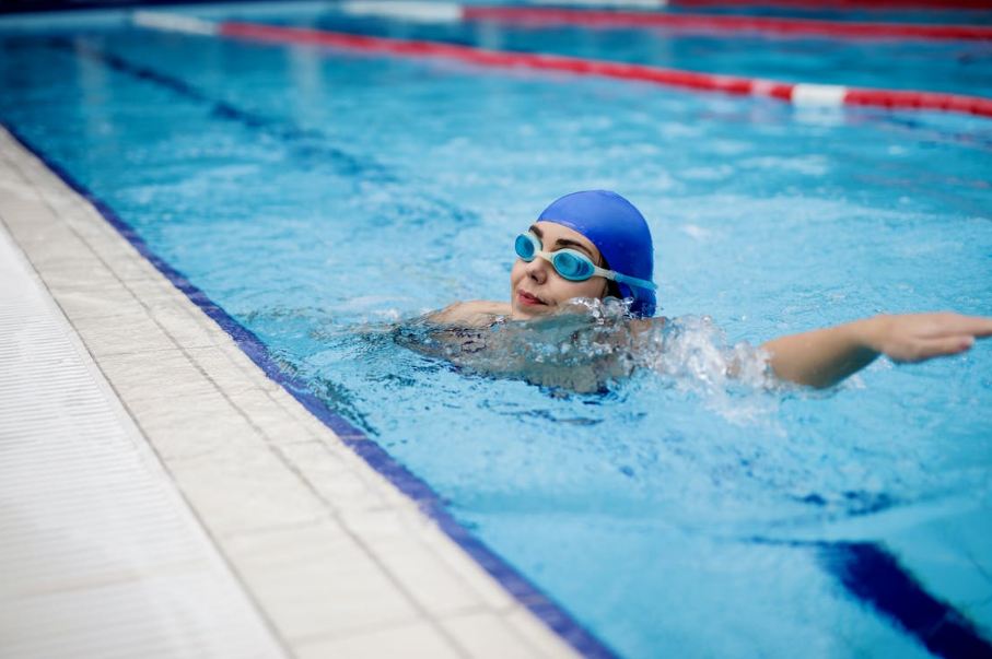 woman-wearing-goggles-while-swimming
