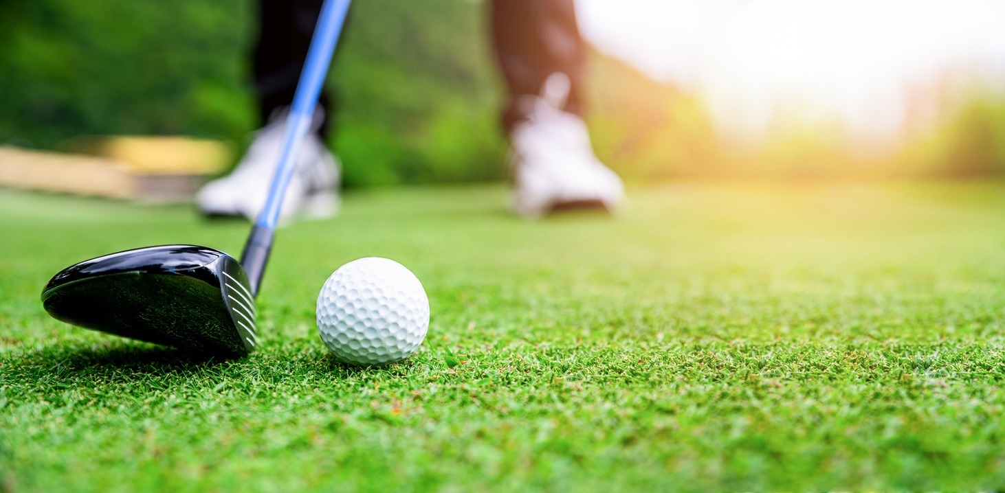 Close-up-golf-ball-on-green-grass-field