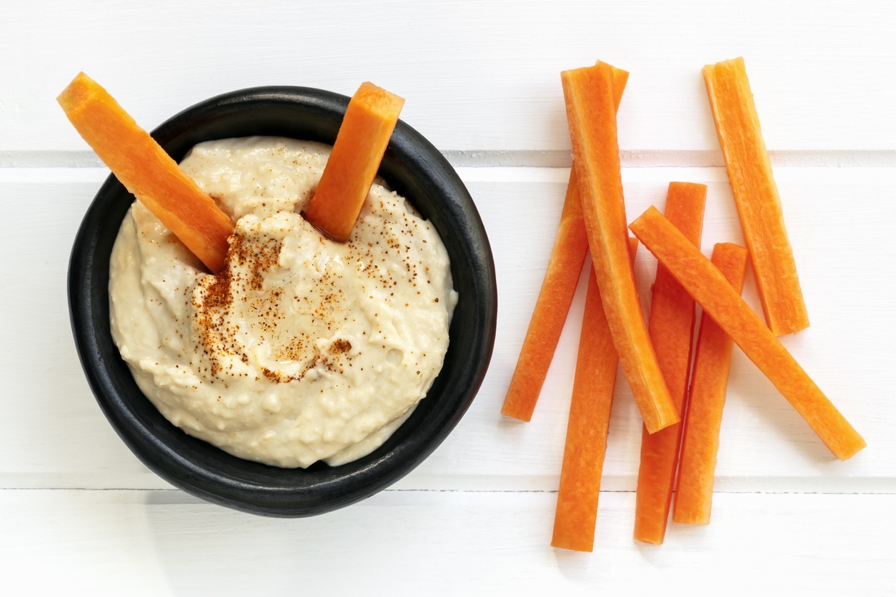 Hummus-with-carrot-sticks