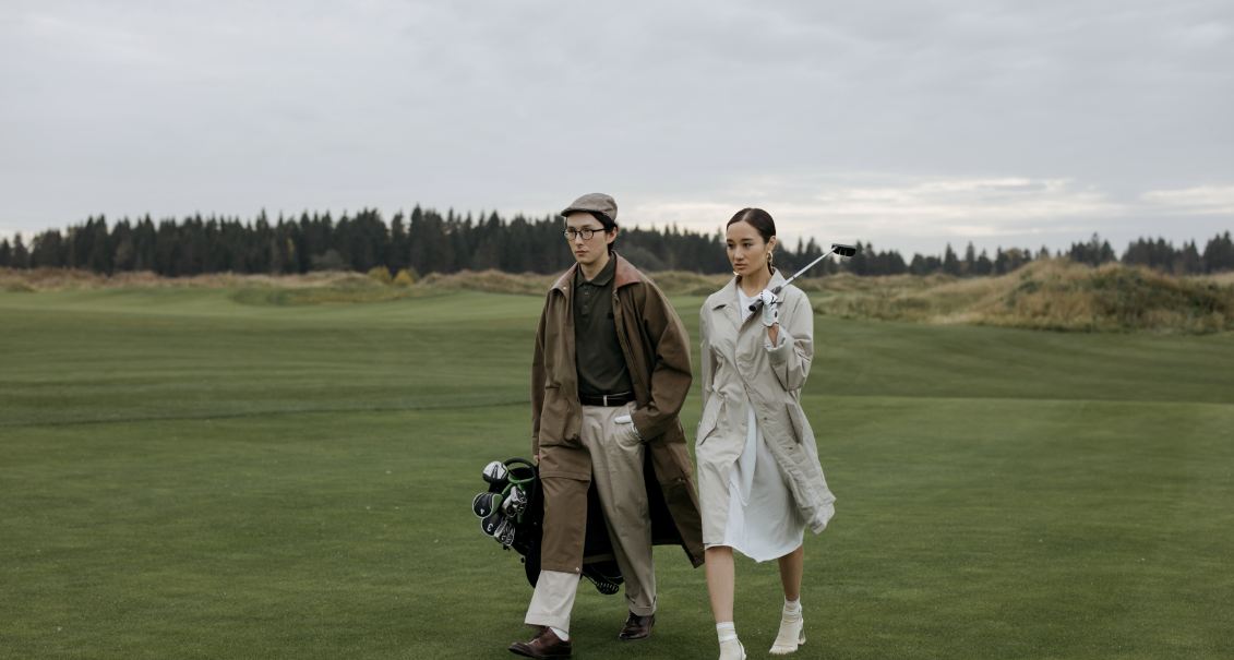Man-and-woman-walking-on-the-golf-course