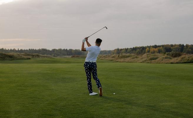 Man-playing-golf