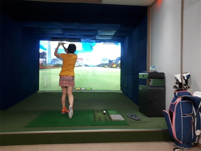 On-screen-golf-simulator-connected-via-a-projector