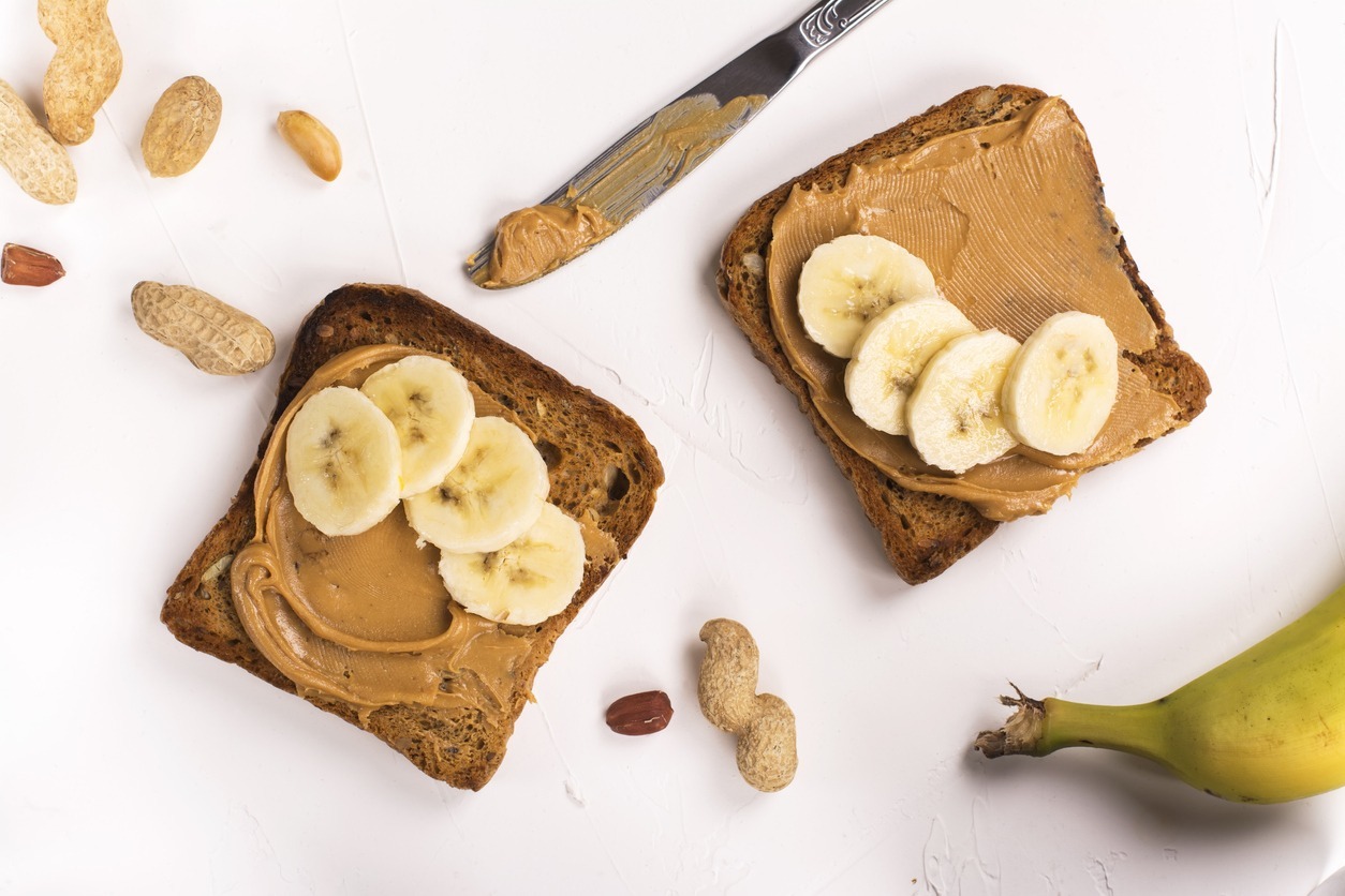 Peanut-butter-sandwiches-with-banana-slices