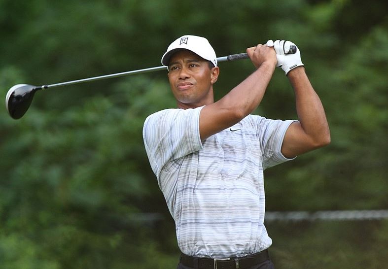 Tiger-Woods-playing-golf