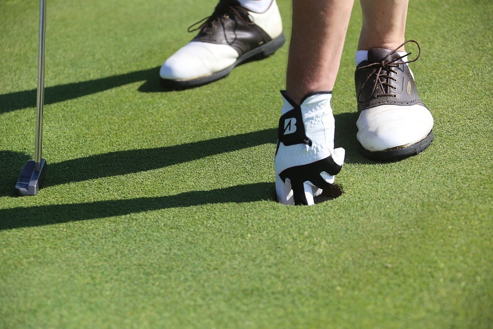 golf-ball-and-shoes