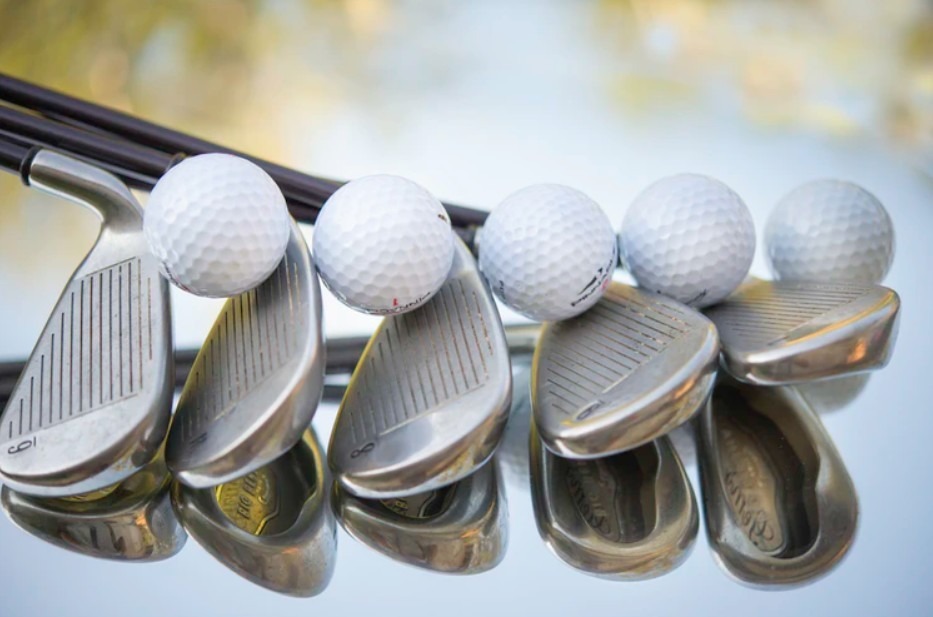 golf-clubs-and-golf-balls