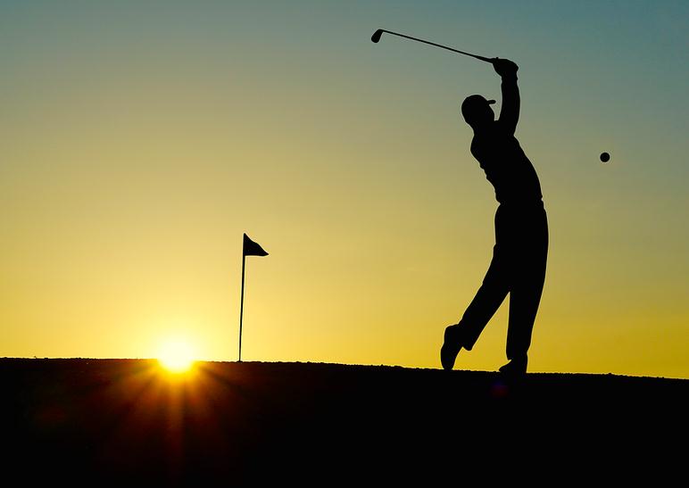 silhouette-of-a-man-playing-golf-at-sunset