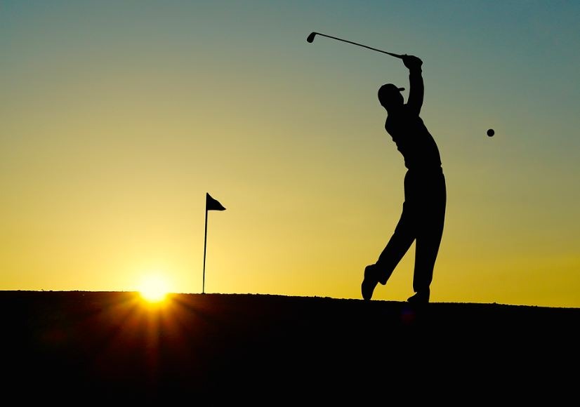 silhouette-of-a-man-swinging-his-golf-club-setting-sun-silhouette-of-a-flag