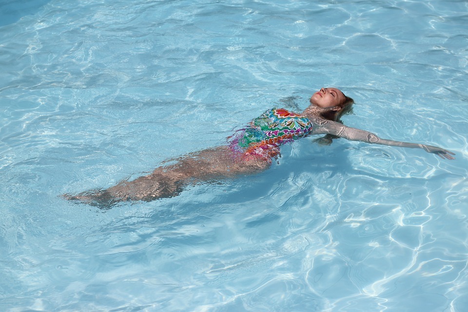 woman-swimming-in-the-pool
