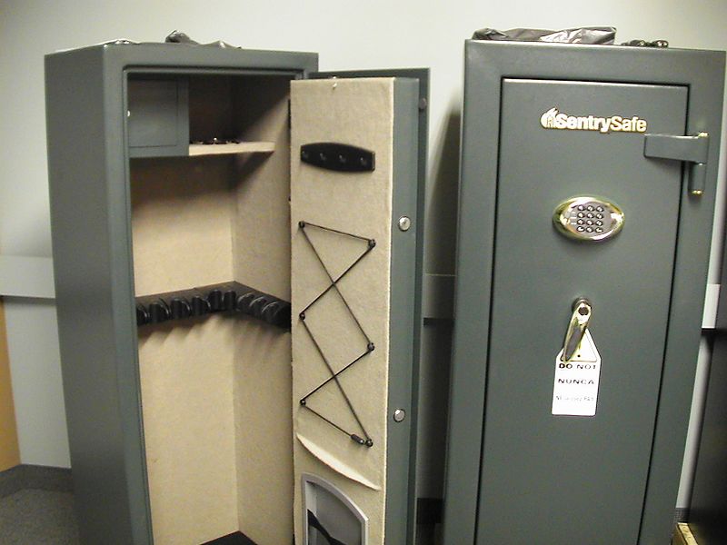 Open-and-closed-gun-safe