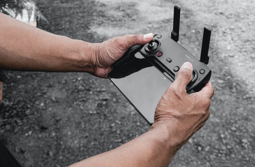 drone-controller-with-smartphone-monitor