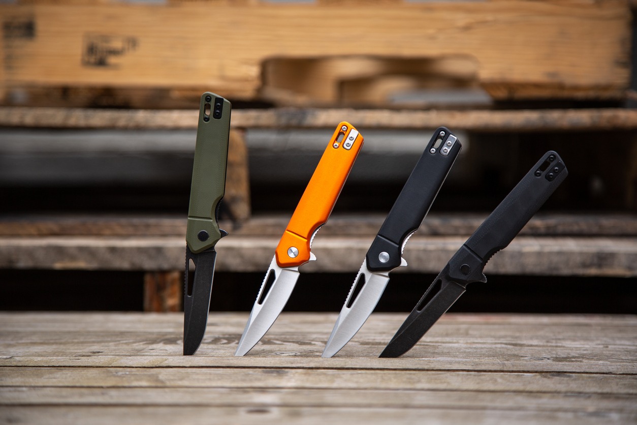Black Color, Knife -Weapon, Utility Knife, Blade, Dagger, Color Image, Cutting, Danger, Design, Equipment, Foldable, Folded, Folding, Group of Objects, Handle, Horizontal, Hunting - Sport