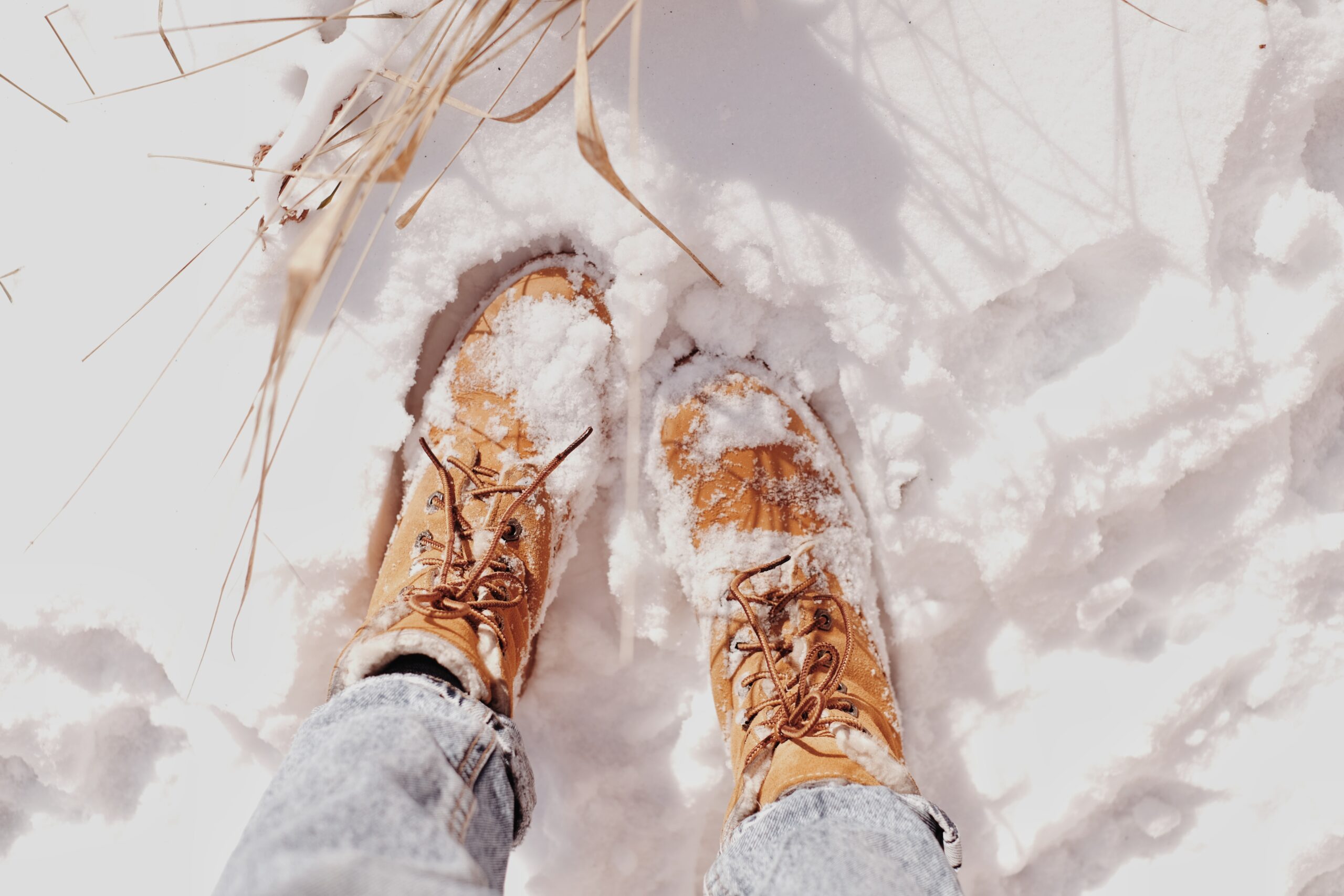 HD snow wallpapers, winter images & pictures, sunny, travel images, walking, shoes, season, cold, apparel, clothing, nature images, outdoors, footwear, brown backgrounds, ice, shoe, human, people images & pictures, boot, backgrounds