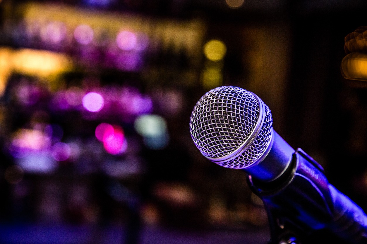 night-bar-music-comedy-show-microphone-in-a-bar