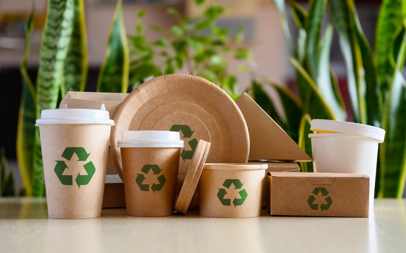 paper-eco-friendly-disposable-tableware-with-recycling-signs-on-the-background