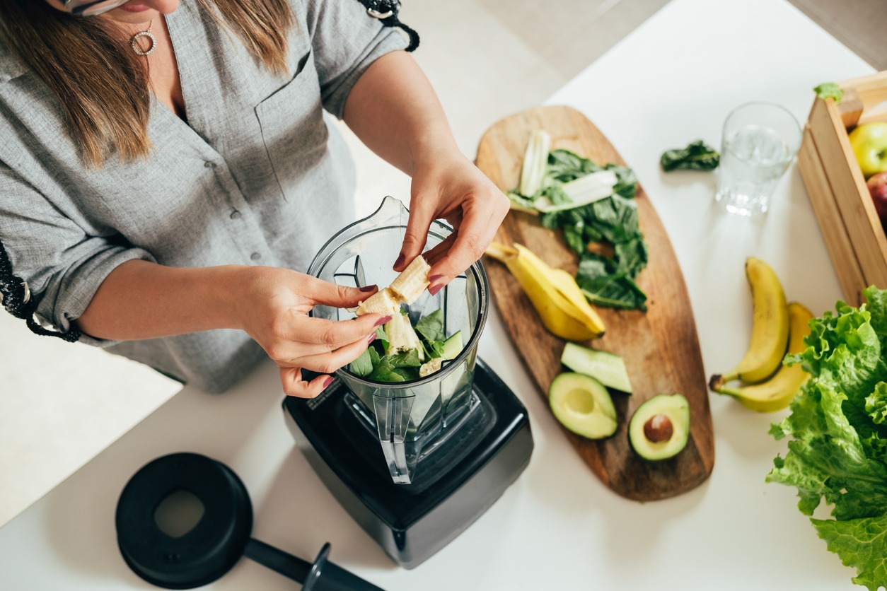woman-is-preparing-a-healthy-detox-drink-in-a-blender-a-green-smoothie-with-fresh