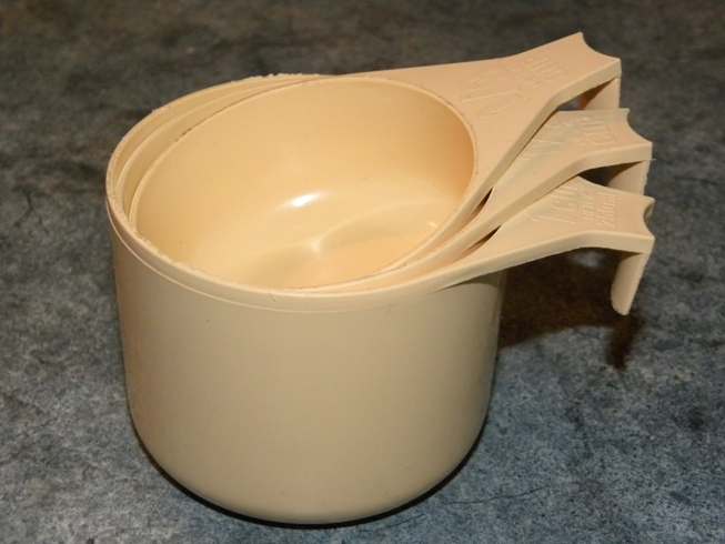 3 plastic measuring cups, labelled “1 cup (250 ml)”, “1/2 cup” and “1/3 cup”