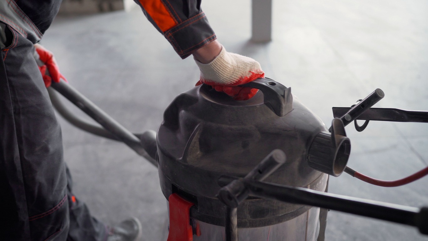 cleaning with a construction vacuum cleaner